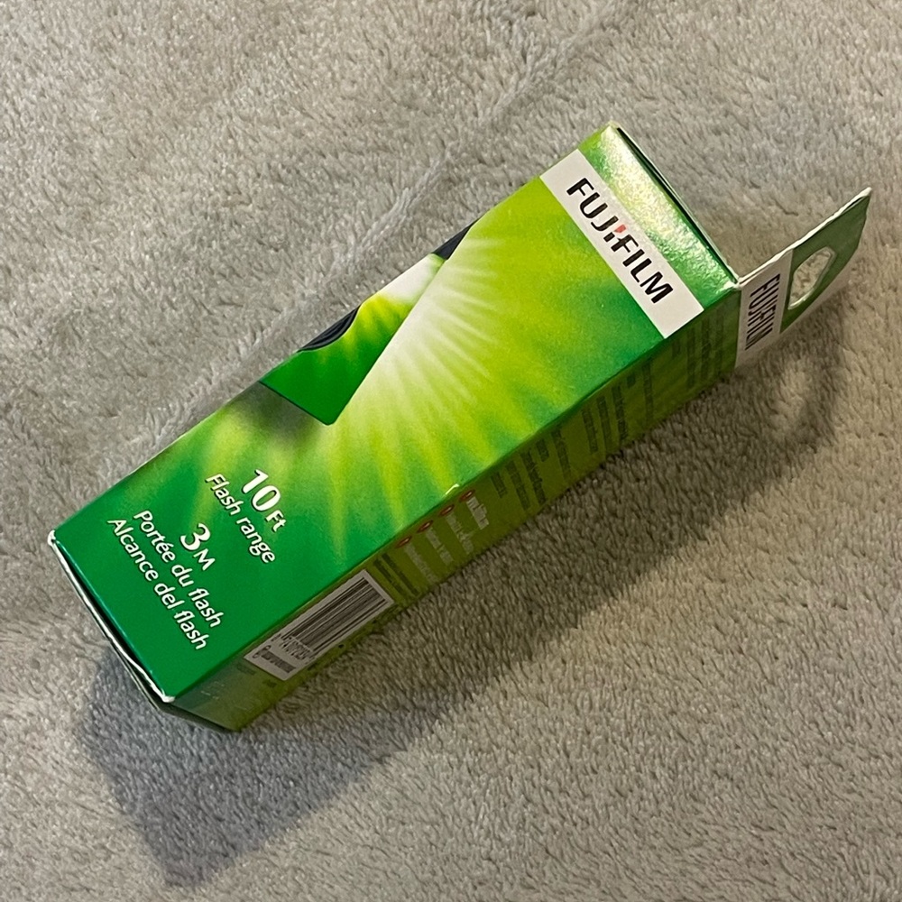FujiFilm QuickSnap Flash Camera - Picture 2 of 4